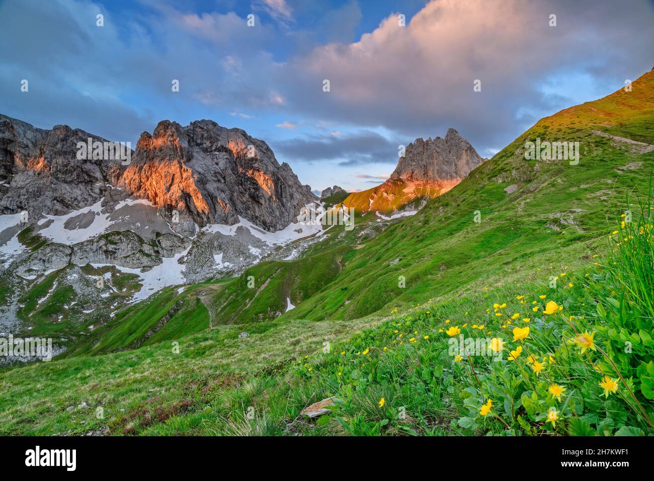 Sole sulle montagne delle Alpi Carniche, Carinzia, Austria Foto Stock