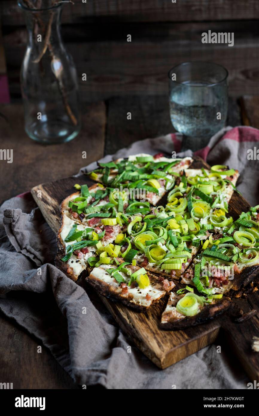 Tarte flambee con porri e pancetta Foto Stock