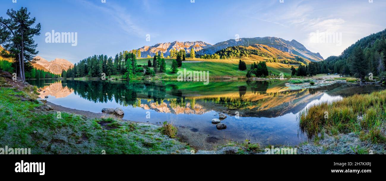 Riflesso della montagna nel lago Lai da Palpuogna a Graubunden, Svizzera Foto Stock