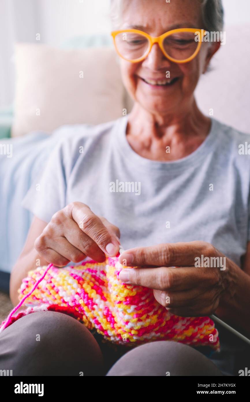 Senior donna lana per maglieria a casa Foto Stock