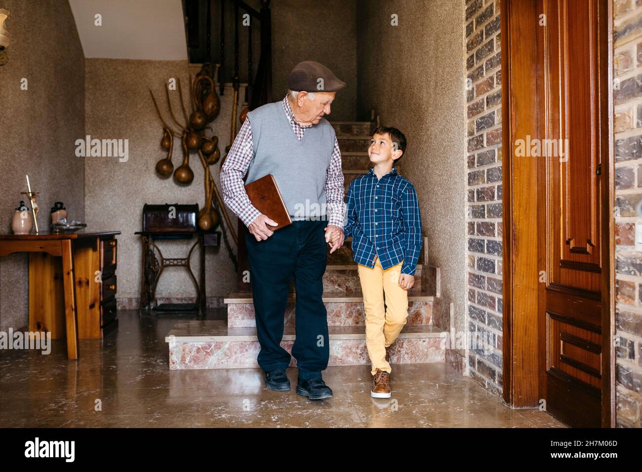 Nonno e nonno con gli idoli di Gesù Cristo a tavola Foto Stock