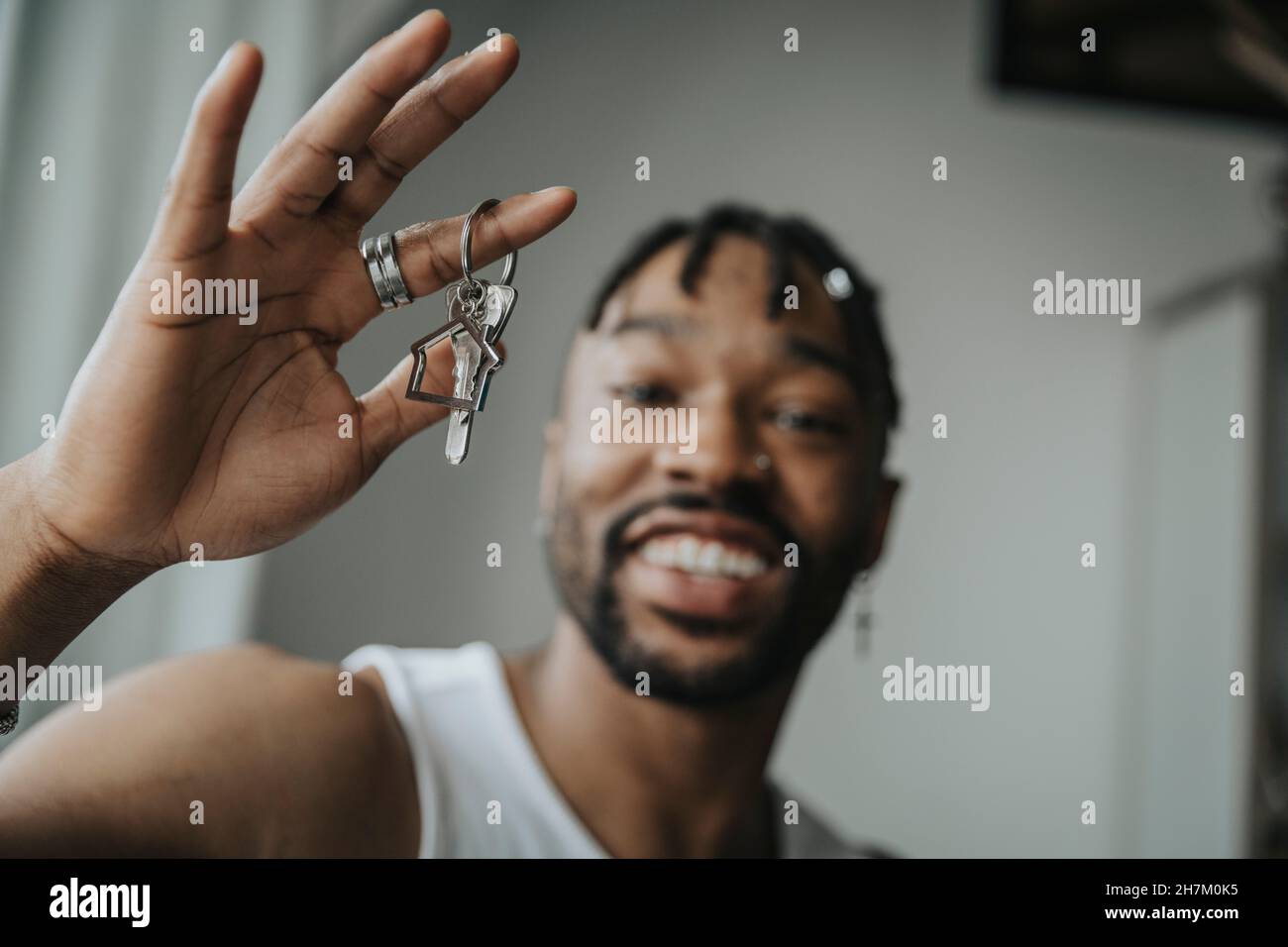 Uomo che tiene le chiavi squilla nel dito Foto Stock