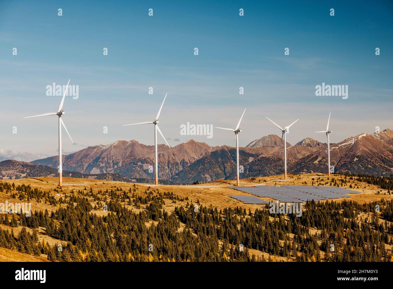 Wind farm e centrale solare a Lachtal in autunno Foto Stock
