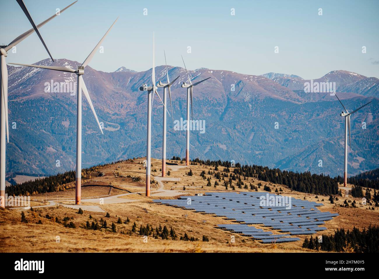 Wind farm e centrale solare a Lachtal in autunno Foto Stock