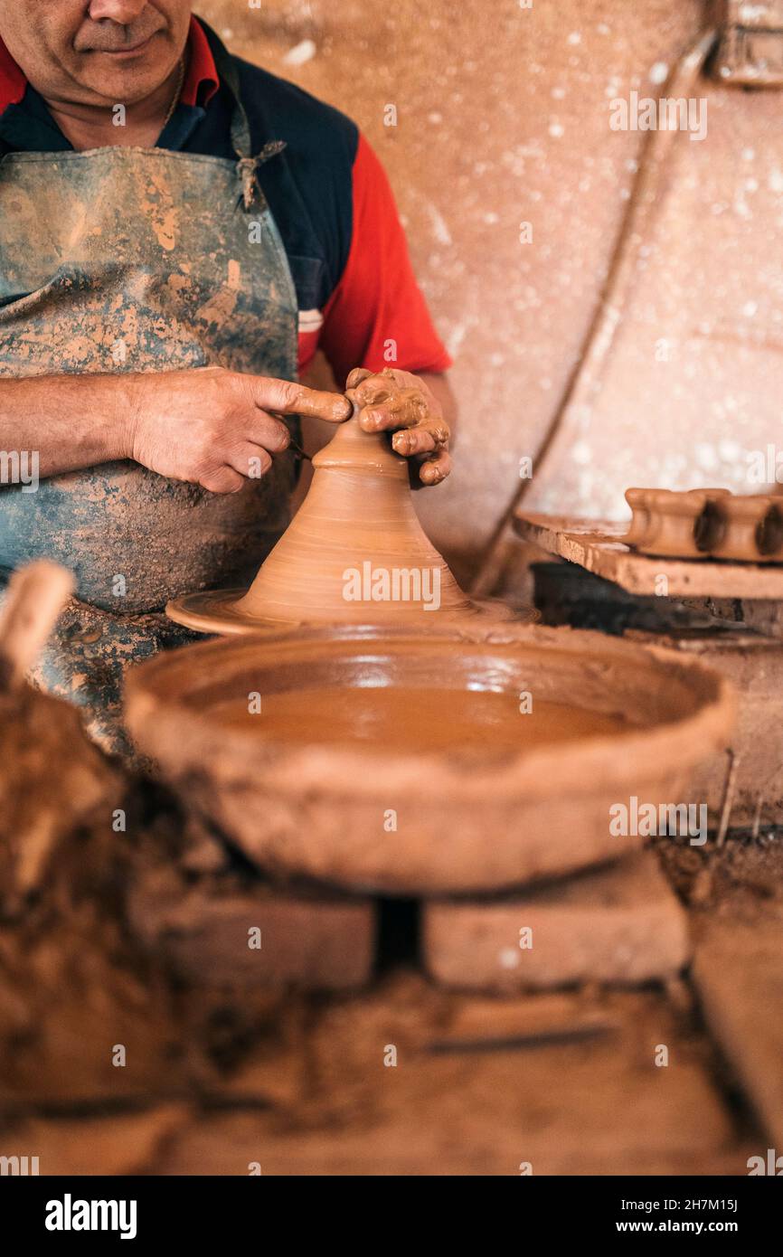 Potter che forma l'argilla in ceramica Foto Stock