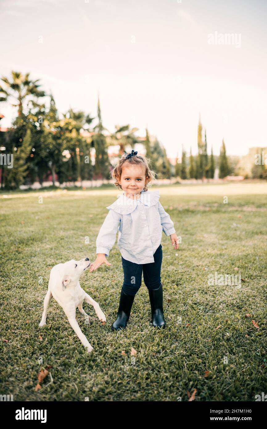 I genitori trascorrono del tempo libero con la figlia al ranch Foto Stock