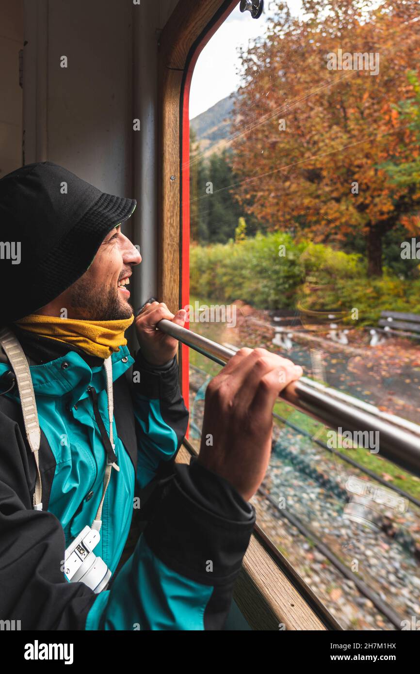 Uomo con zaino sotto l'elicottero che vola in cielo Foto Stock