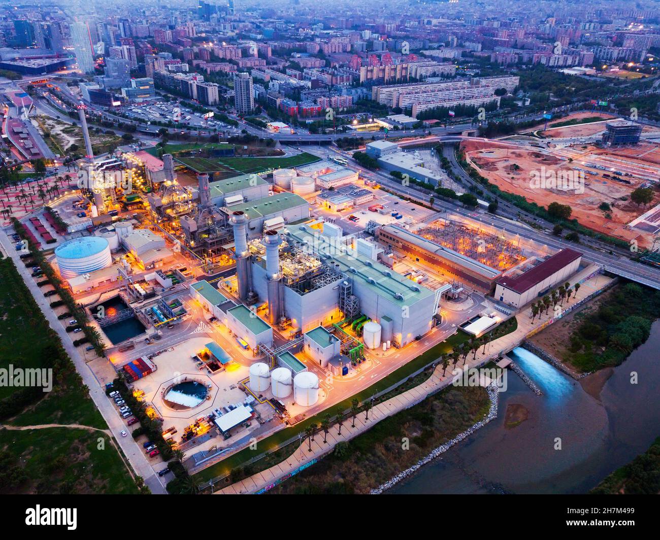 Centrale elettrica e impianto di trattamento rifiuti di Barcellona di notte Foto Stock