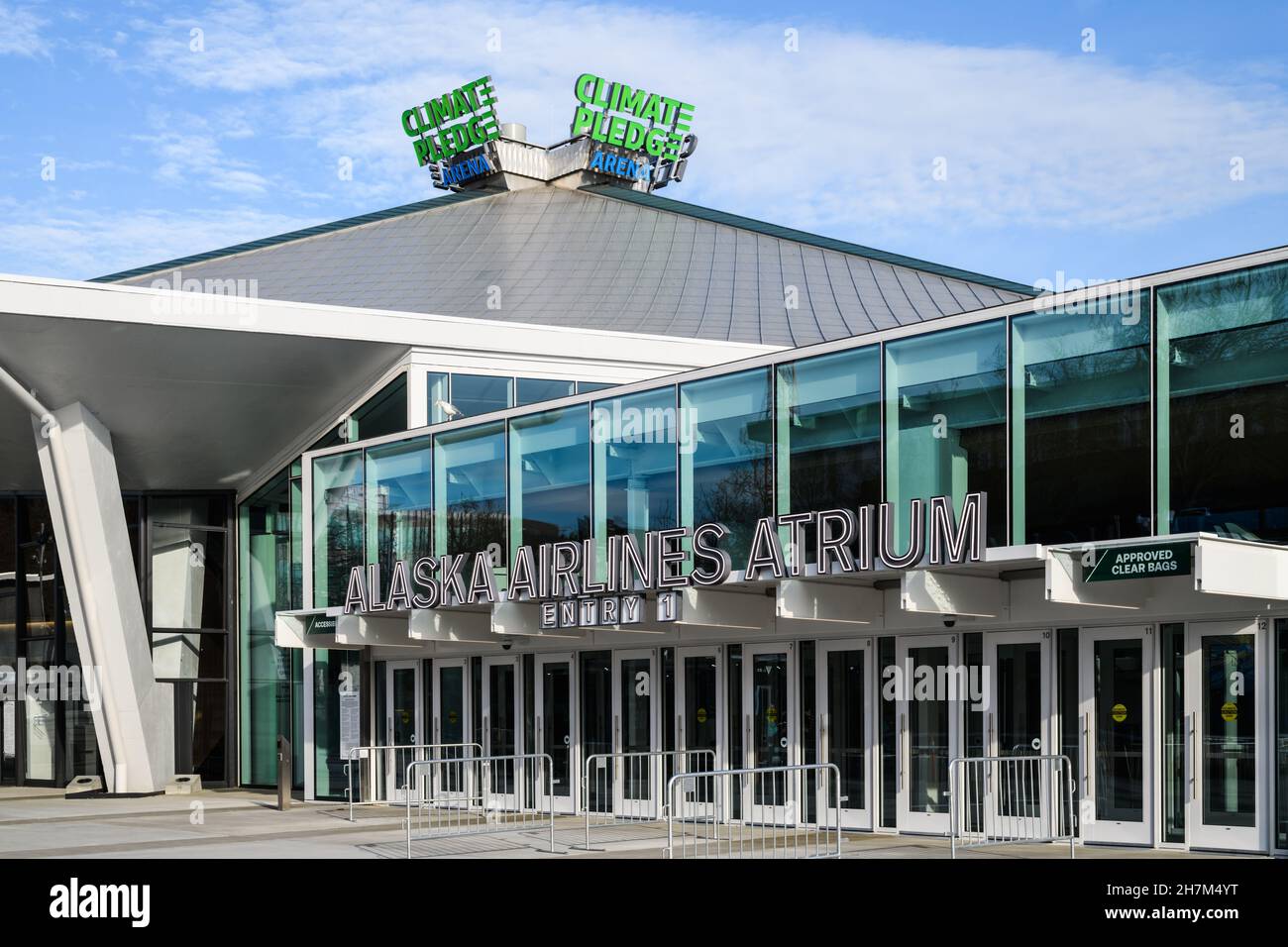Seattle - 21 novembre 2021; ingresso all'atrio dell'Alaska Airlines presso la Climate Pedge Arena nel quartiere Lower Queen Anne di Seattle Foto Stock