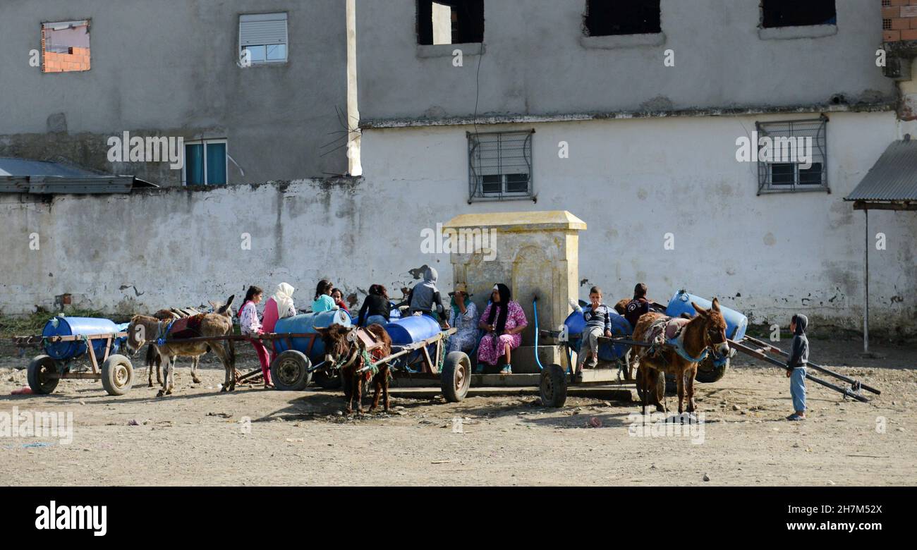 Gli abitanti di un villaggio marocchino riempiono i serbatoi d'acqua in una stazione centrale di pompaggio delle montagne Rif nel nord del Marocco. Foto Stock
