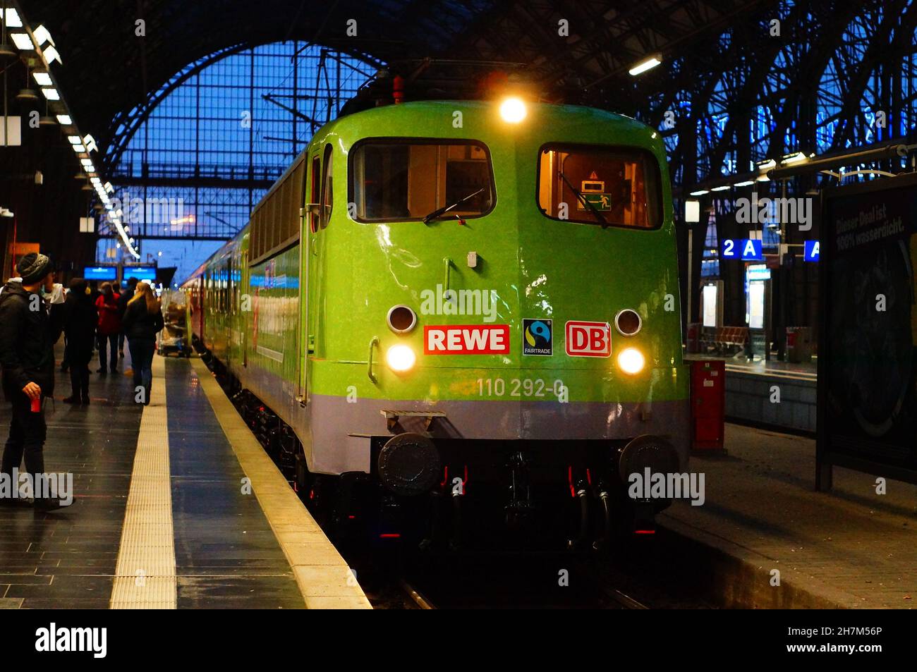 FRANCOFORTE, GERMANIA - 06 novembre 2021: La nuova idea di un treno supermarket è presentata alla stazione centrale di Francoforte. Offrirà un servizio regionale e sostenibile Foto Stock