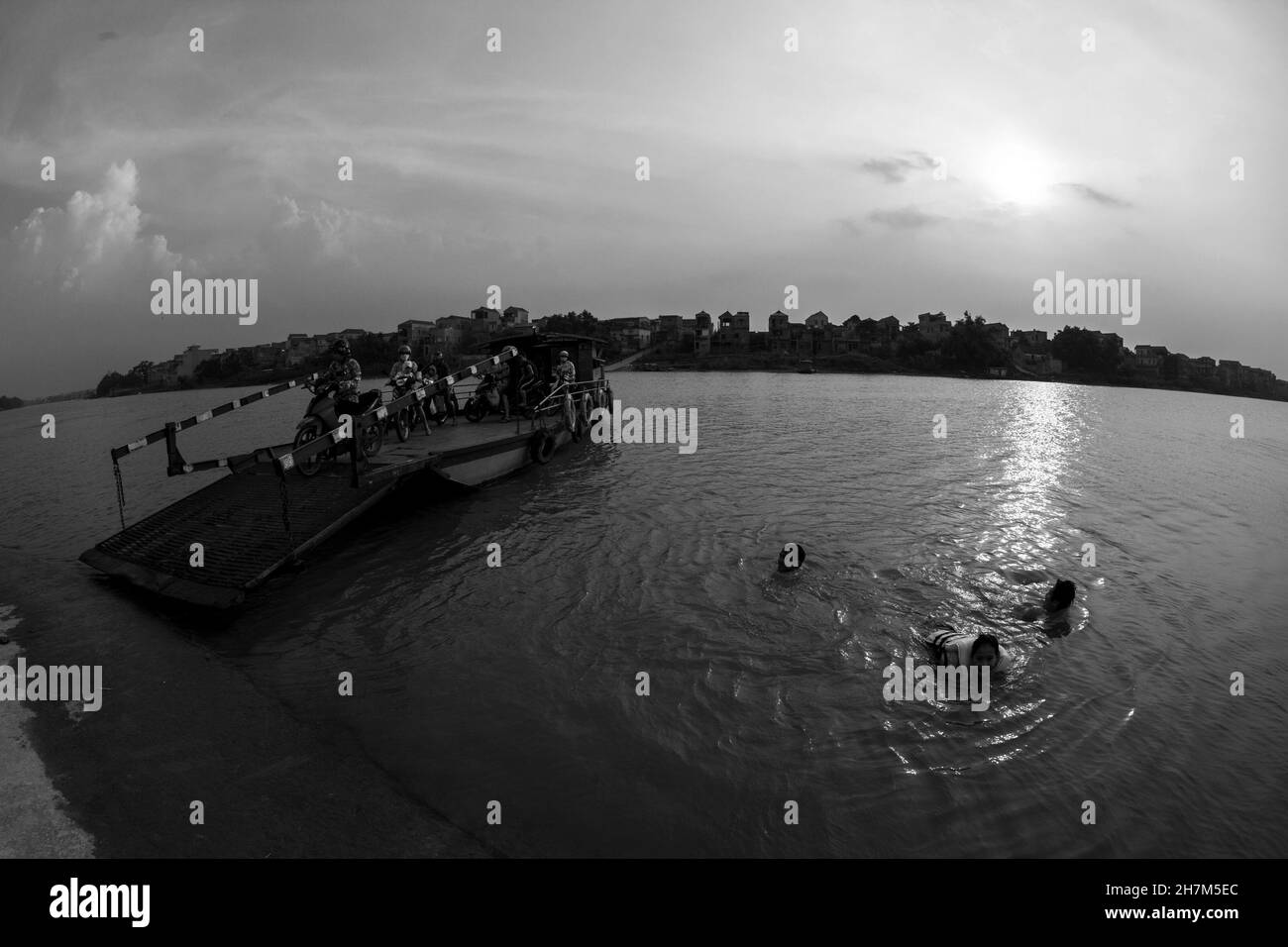 Nuoto nel fiume nel pomeriggio nel pomeriggio, i bambini nel villaggio si invitano a vicenda al fiume per fare il bagno. È un'attività quotidiana in t Foto Stock