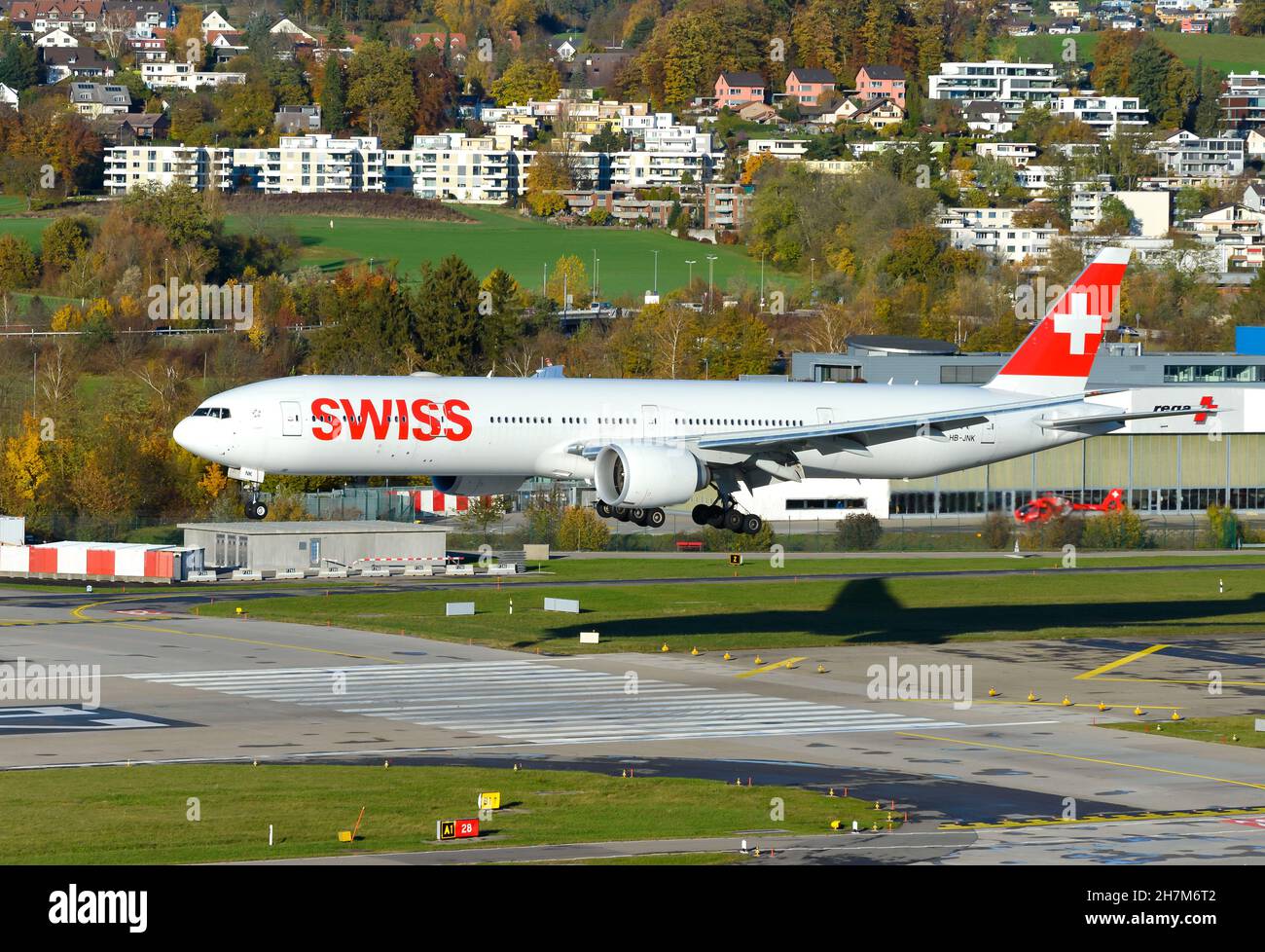 La Boeing 777 svizzero atterra all'aeroporto di Zurigo. Aereo 777-300ER della Swiss Air Lines che vola all'aeroporto di Kloten. Grande aereo di Swiss Airlines. Foto Stock