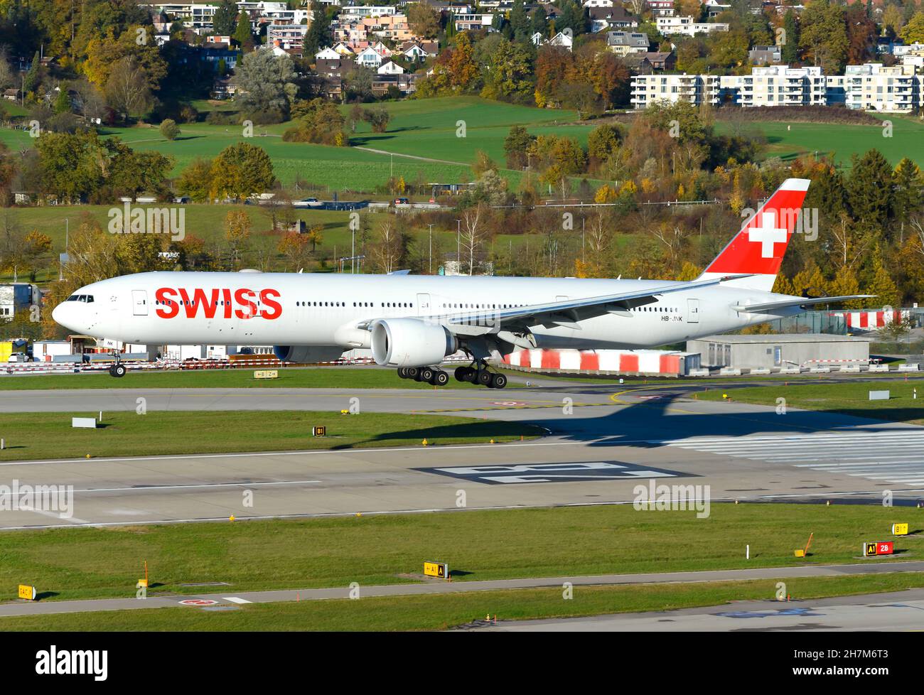 La Swiss Airlines Boeing 777 atterra all'aeroporto di Zurigo. Aereo 777-300ER della Swiss Air Lines che vola all'aeroporto di Kloten. Grande aereo svizzero. Foto Stock