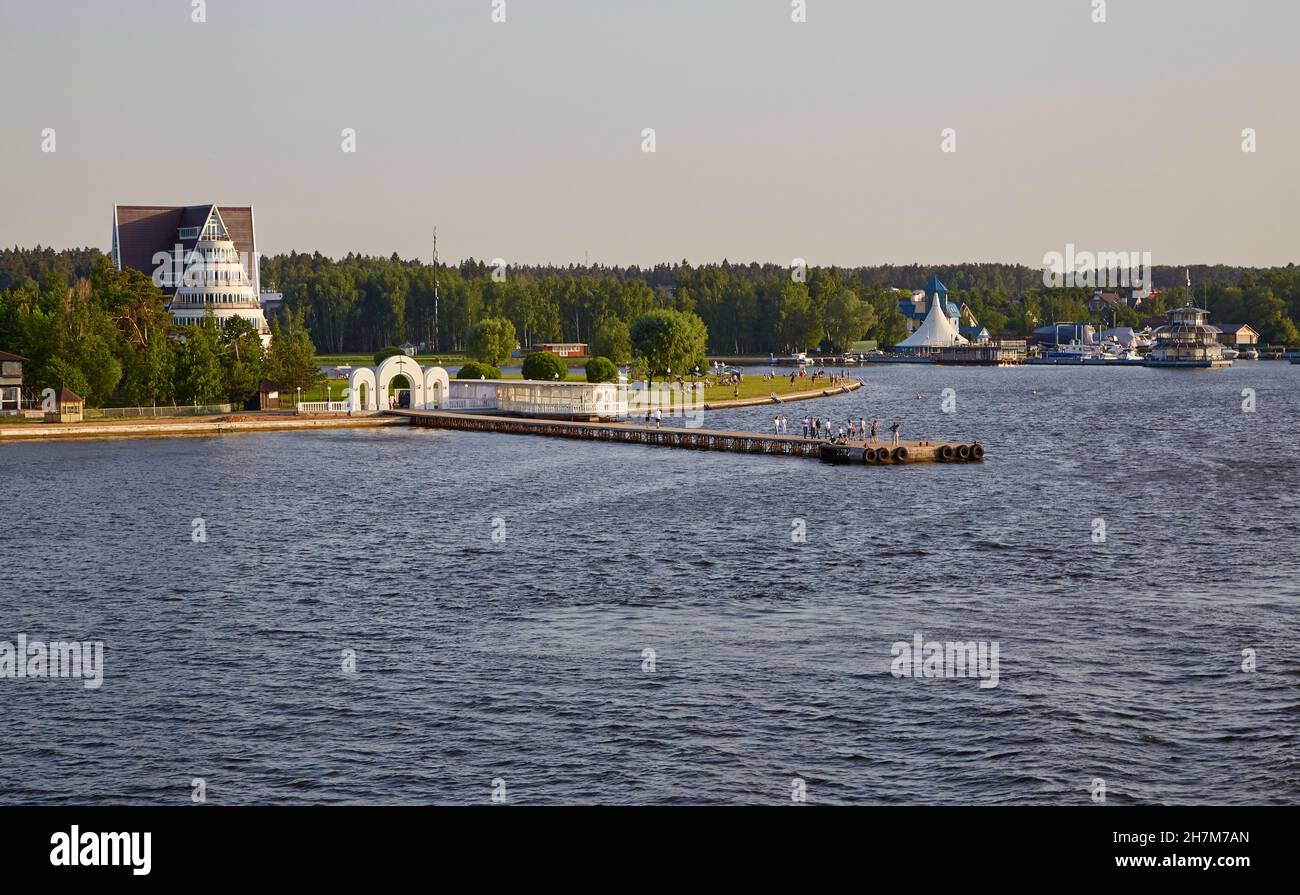 Strutture per il tempo libero a Troitskoye sul serbatoio 'Klyaz'minskoye vodokhranilishche', Klyazminskoe Reservoir, canale Mosca-Volga, Moskovskaya Oblast, Ru Foto Stock