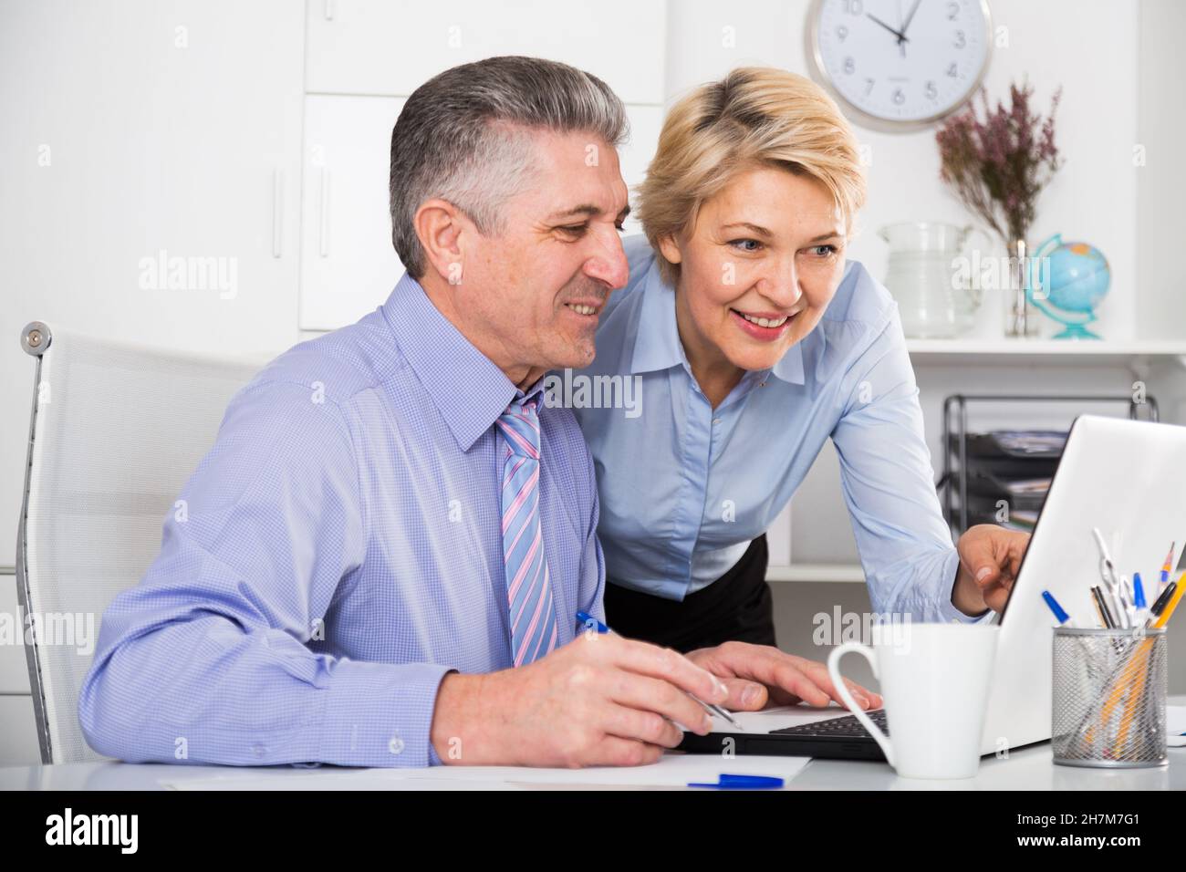 I colleghi sembrano interessanti nel computer Foto Stock