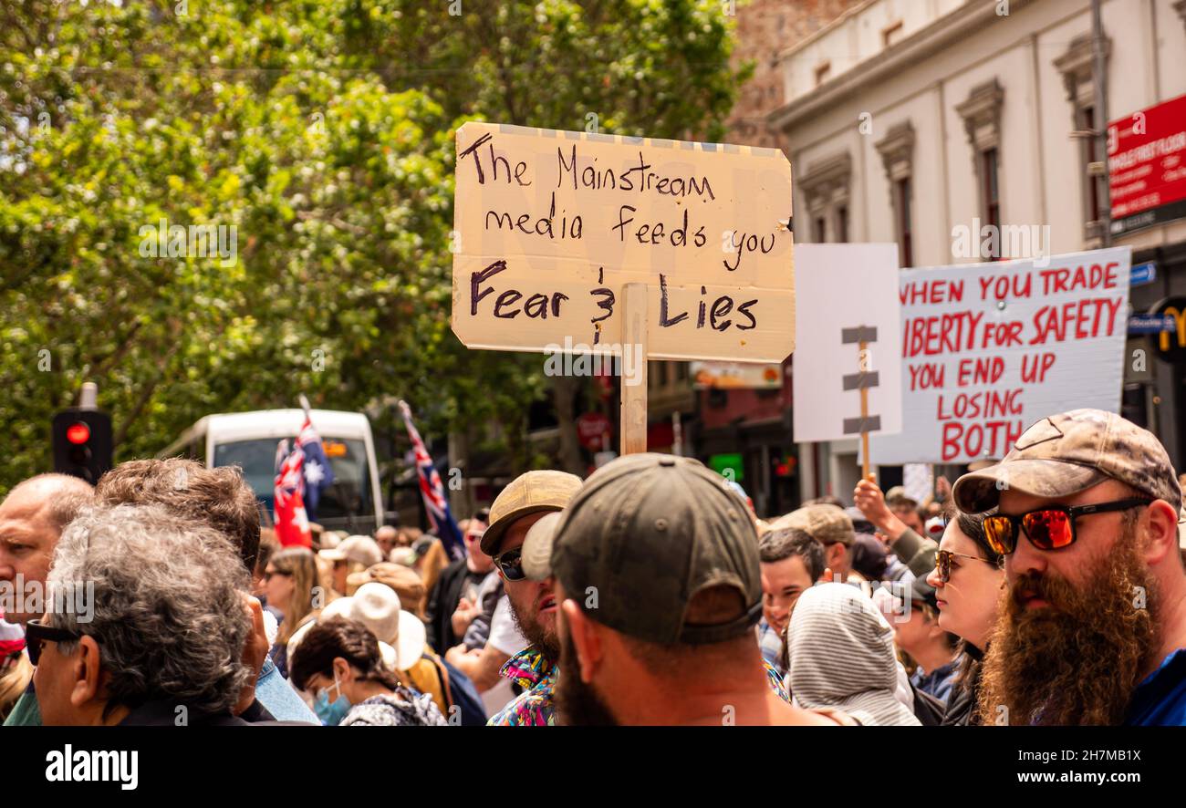 Melbourne, Victoria Australia - Novembre 20 2021: L'uomo ha un cartello con la scritta Mainstream Media Feeds You Thar and Blies, in Bourke Street al P. Foto Stock