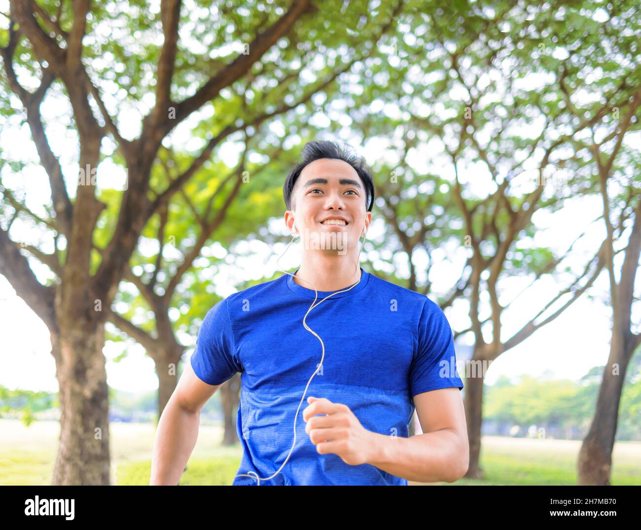 Fitness giovane uomo che fa jogging nel parco Foto Stock
