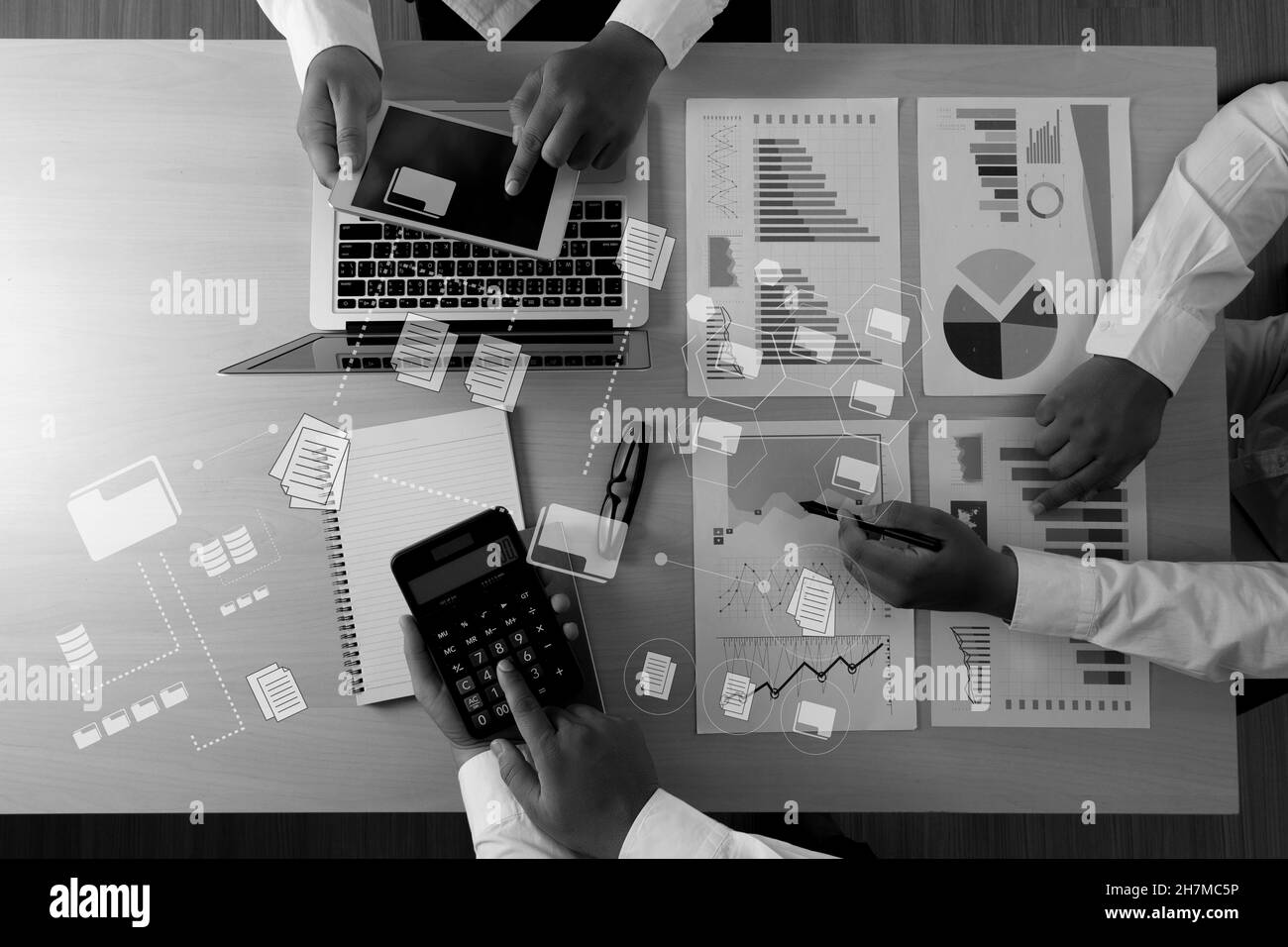 Businessman gestire file documentazione lavoro moderno computer Document Management System trasferimento file Foto Stock