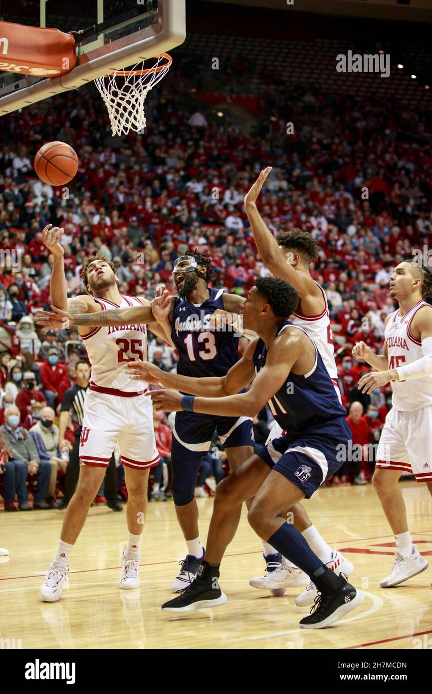 BLOOMINGTON, STATI UNITI - 2021/11/23: Indiana Hoosiers Forward Race Thompson (25) gioca contro Jackson state Tigers Forward Isaiah Williams (13) durante una partita di pallacanestro NCAA il 23 novembre 2021 a Bloomington, Ind. IU batte Jackson state 70-35. Foto Stock