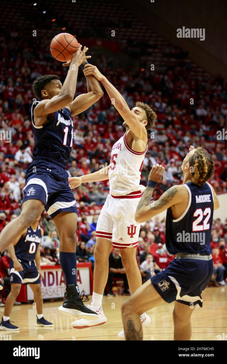 BLOOMINGTON, STATI UNITI - 2021/11/23: Jackson state Tigers Center Jayveous McKinnis (11) gioca contro Indiana Hoosiers Forward Race Thompson (25) durante una partita di pallacanestro NCAA il 23 novembre 2021 a Bloomington, Ind. IU beat Jackson state 70-35. Foto Stock