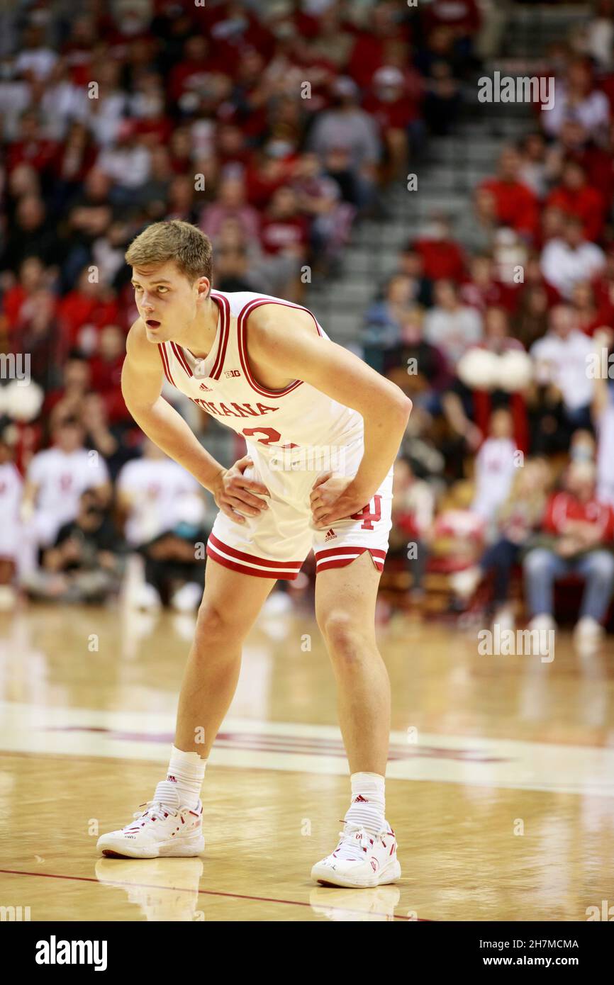 BLOOMINGTON, STATI UNITI - 2021/11/23: Indiana Hoosiers Forward Miller Kopp (12) gioca contro Jackson state durante una partita di pallacanestro NCAA il 23 novembre 2021 a Bloomington, Ind. IU ha battuto Jackson state 70-35 Foto Stock