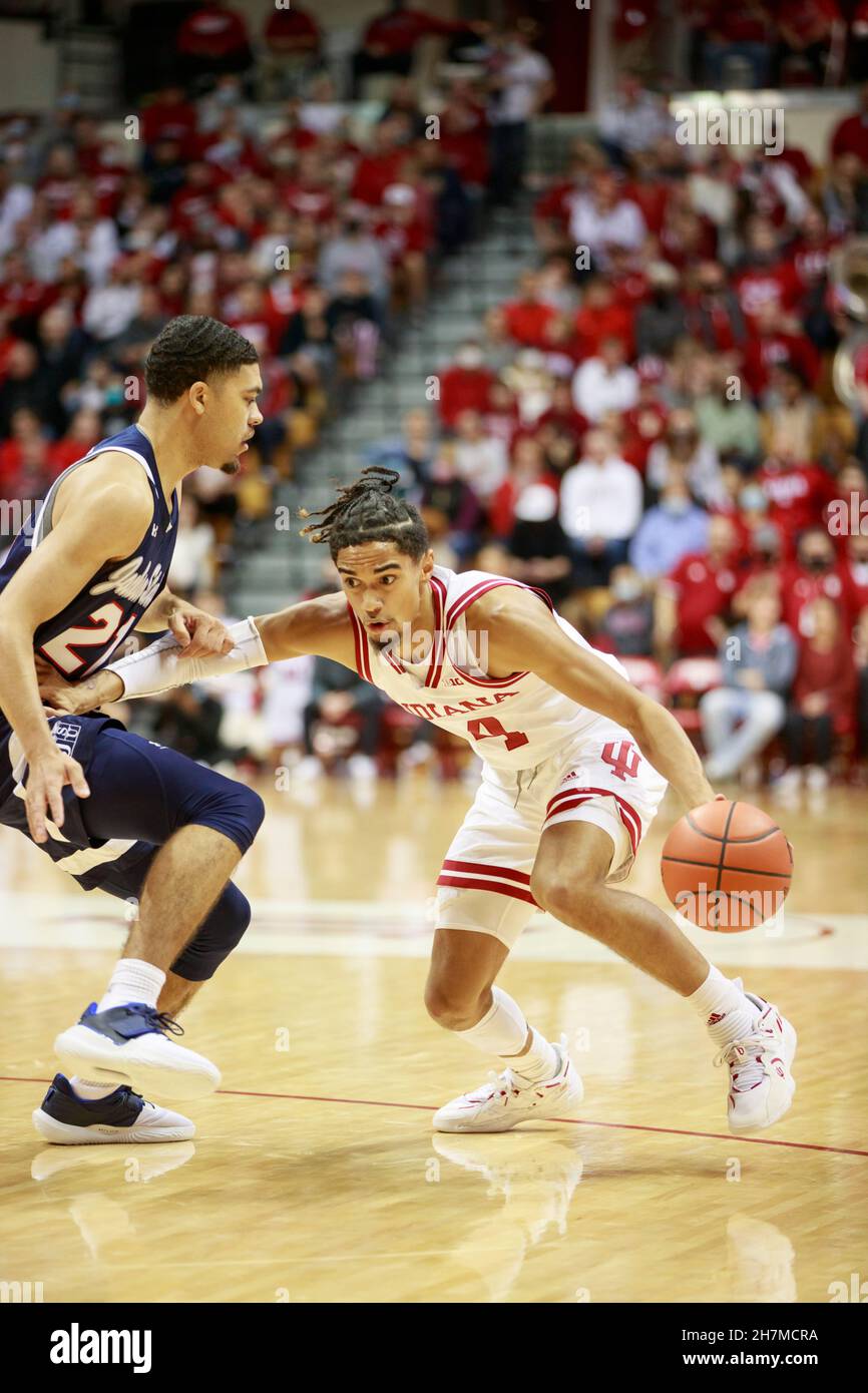 BLOOMINGTON, STATI UNITI - 2021/11/23: Indiana Hoosiers Guardia Khristian Lander (4) gioca contro Jackson state durante una partita di pallacanestro NCAA il 23 novembre 2021 a Bloomington, Ind. IU batte Jackson state 70-35 Foto Stock