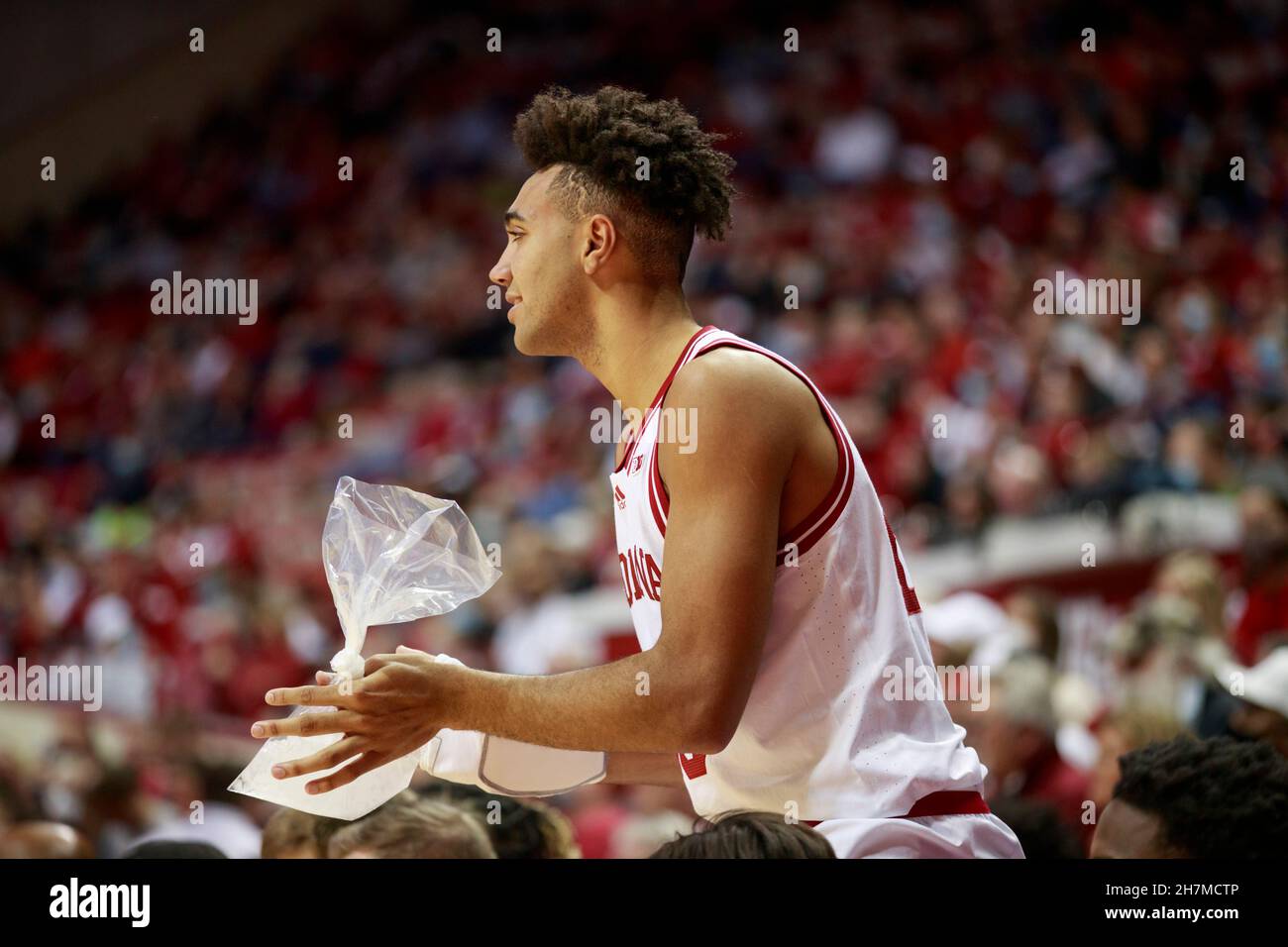 BLOOMINGTON, STATI UNITI D'AMERICA - 2021/11/23: Indiana Hoosiers Forward Trayce Jackson-Davis (23) si acclama dal margine con un sacco di ghiaccio per la sua testa durante una partita di pallacanestro NCAA contro Jackson state il 23 novembre 2021 a Bloomington, Ind. IU battere Jackson state 70-35 Foto Stock