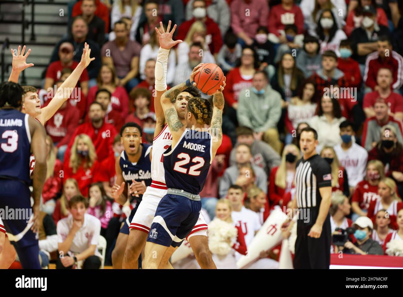 BLOOMINGTON, STATI UNITI - 2021/11/23: Indiana Hoosiers Forward Trayce Jackson-Davis (23) gioca contro Jackson state Tigers Forward Chance Moore (22) durante una partita di pallacanestro NCAA il 23 novembre 2021 a Bloomington, Ind. IU beat Jackson state 70-35. Foto Stock