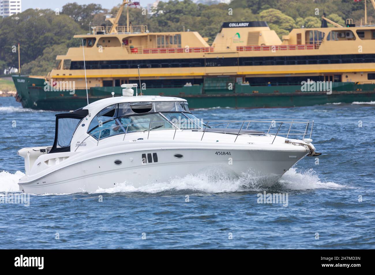 Sydney Ferry MV Collaroy uno dei traghetti di classe d'acqua dolce passa una barca a motore Sea Ray sundancer sul porto di Sydney, NSW, Australia Foto Stock