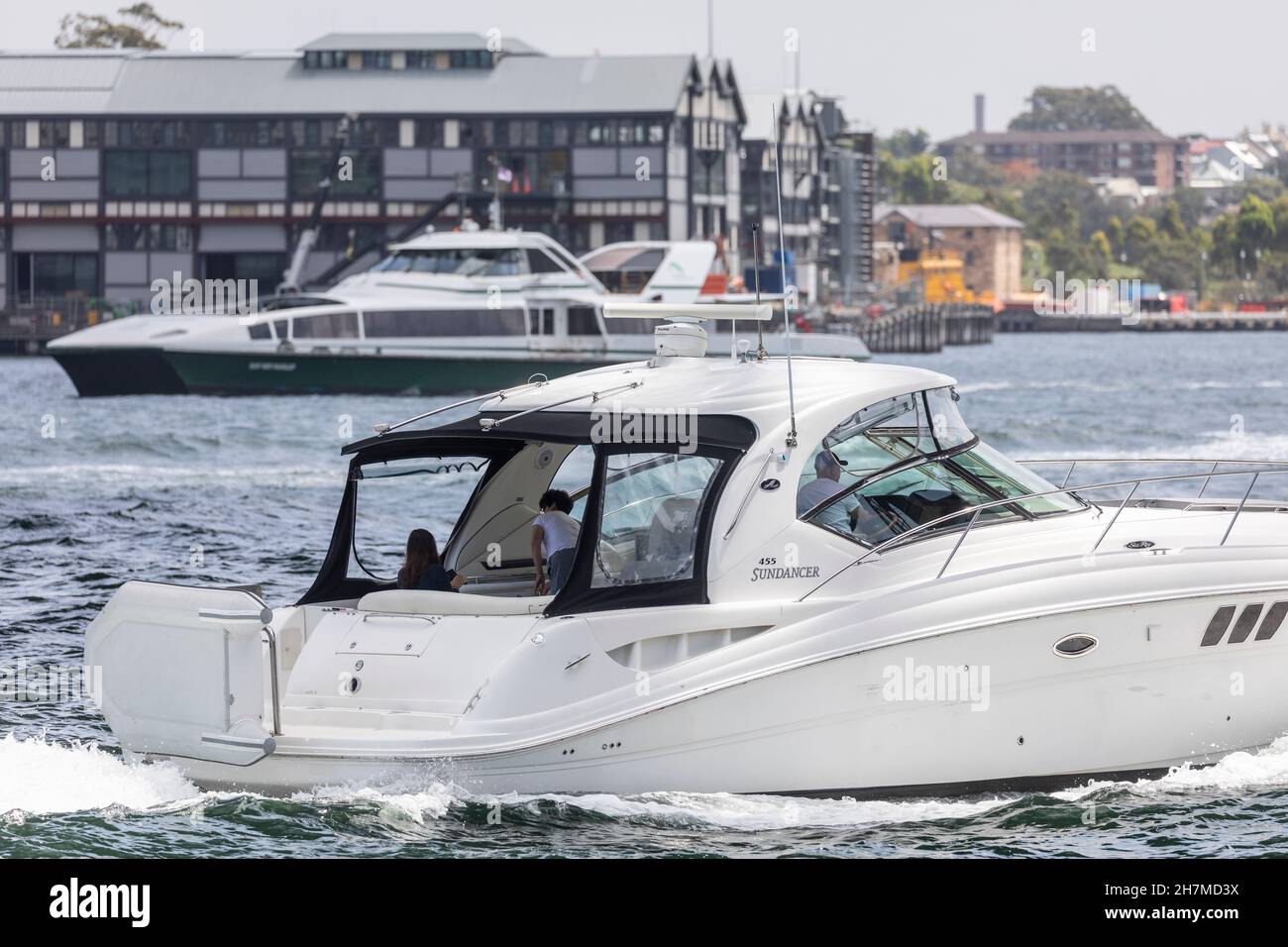 Sea Ray Sundancer 455 nave da crociera di lusso sul Porto di Sydney con traghetto rivercat sullo sfondo, Sydney, NSW, Australia Foto Stock