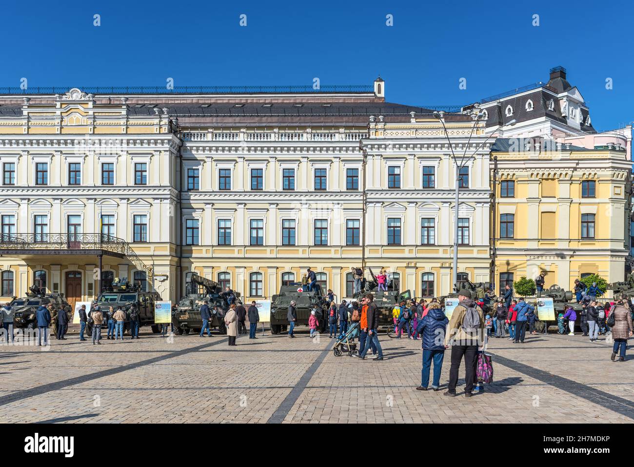 Kiev, Ucraina - 15 ottobre 2021: Si tiene la mostra di attrezzature militari "il futuro digitale dell'esercito" in piazza Mykhailivska a Kiev. Foto Stock