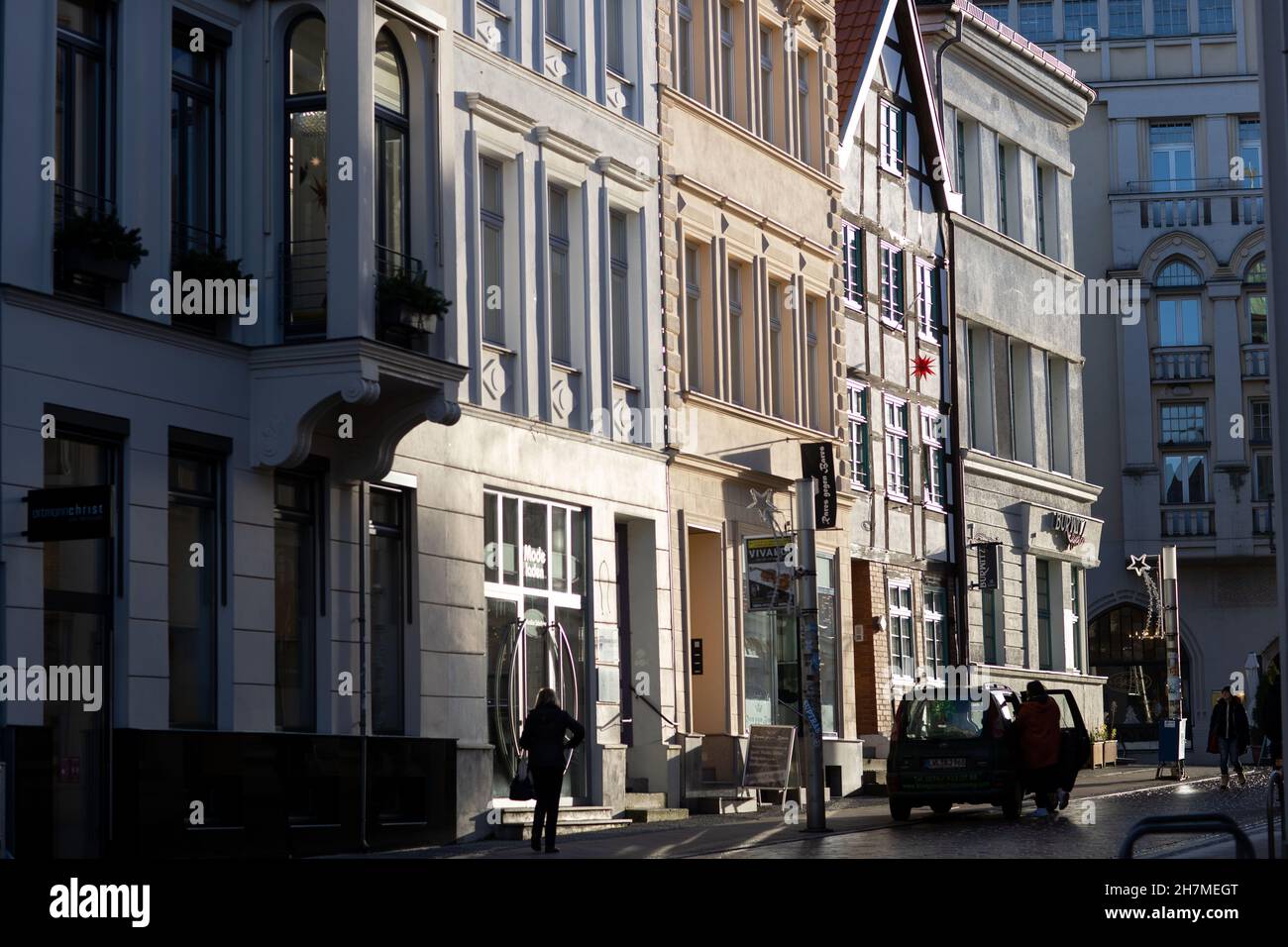 Schwerin, Germania. 23 novembre 2021. A Schlossstraße si possono vedere edifici residenziali e commerciali. Credit: Jens Büttner/dpa-Zentralbild/ZB/dpa/Alamy Live News Foto Stock