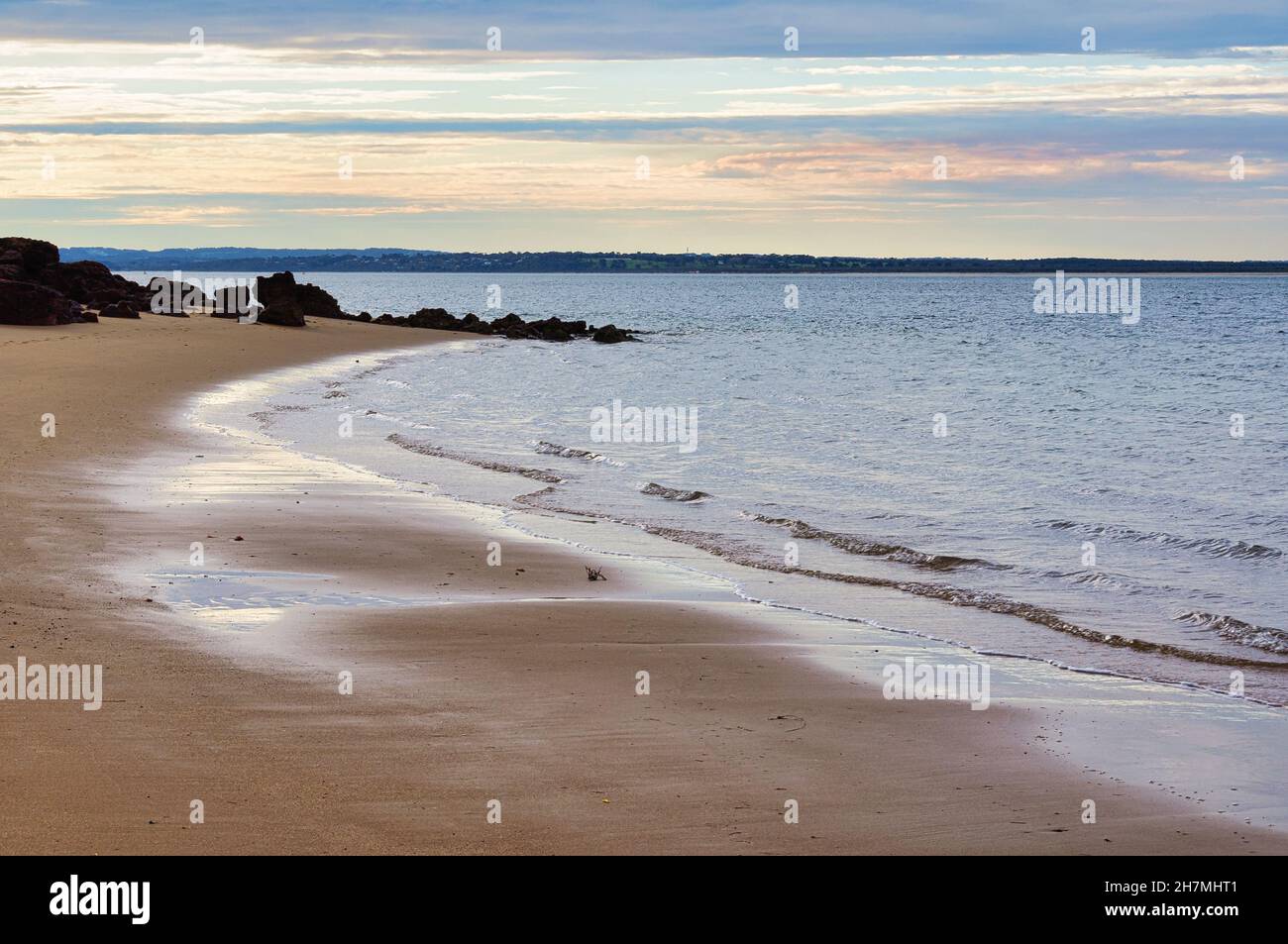 Dolci onde lavare Erehwon Point Beach - Cowes, Victoria, Australia Foto Stock