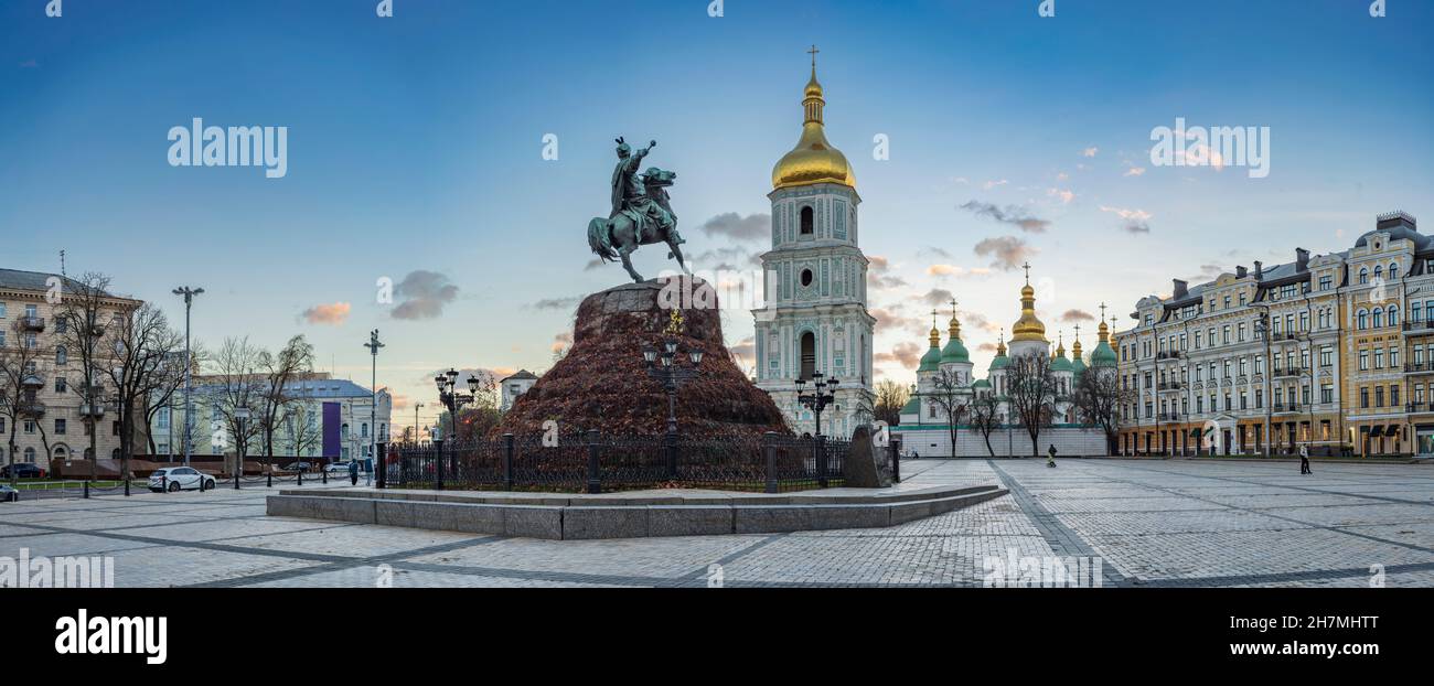 Monumento a Bohdan Khmelnitsky con Cattedrale di Santa Sofia sullo sfondo a Kiev, Ucraina Foto Stock