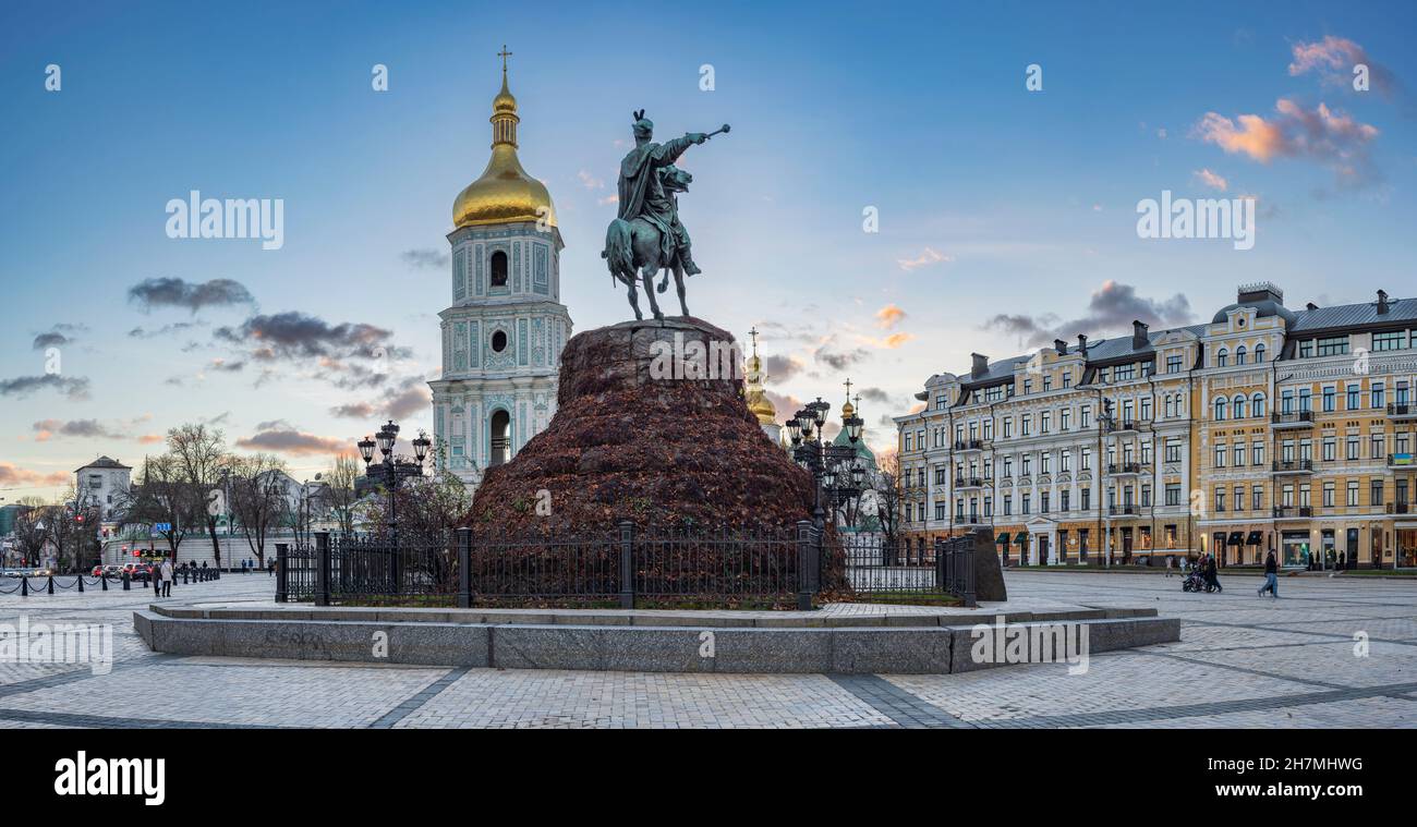 Monumento a Bohdan Khmelnitsky con Cattedrale di Santa Sofia sullo sfondo a Kiev, Ucraina Foto Stock