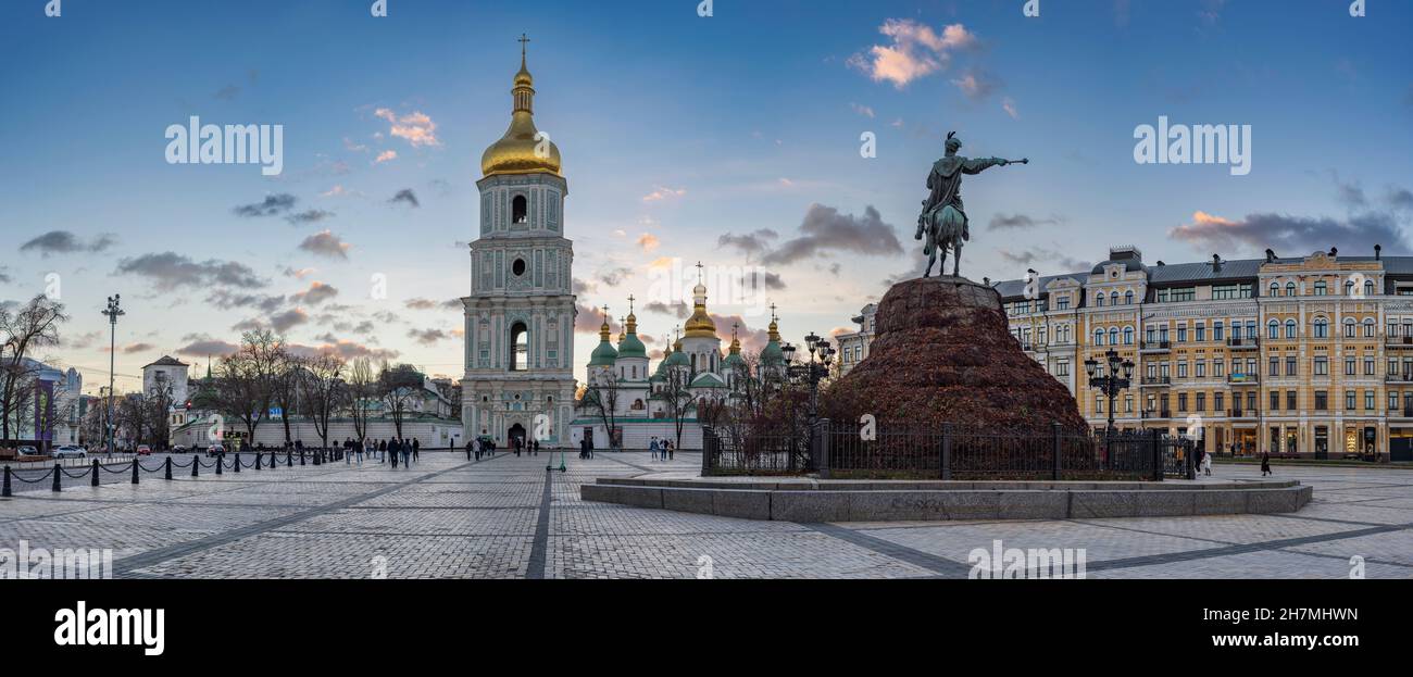 Monumento a Bohdan Khmelnitsky con Cattedrale di Santa Sofia sullo sfondo a Kiev, Ucraina Foto Stock
