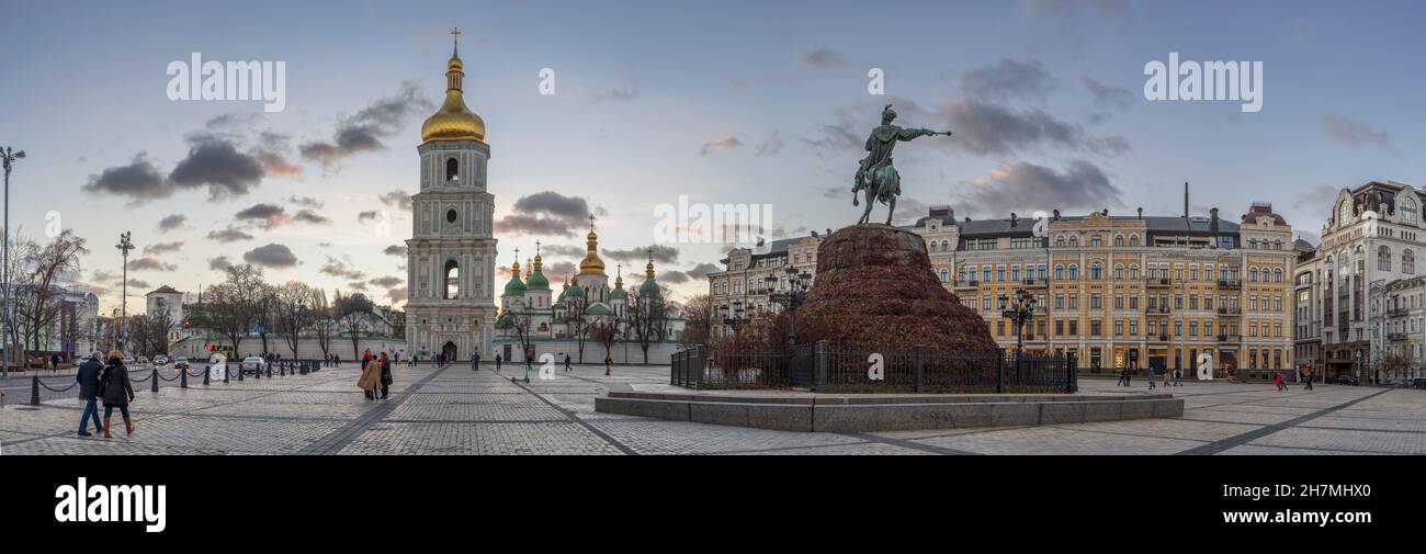 Monumento a Bohdan Khmelnitsky con Cattedrale di Santa Sofia sullo sfondo a Kiev, Ucraina Foto Stock