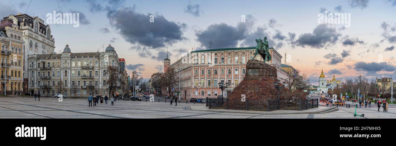 Monumento a Bohdan Khmelnitsky con Cattedrale di Santa Sofia sullo sfondo a Kiev, Ucraina Foto Stock