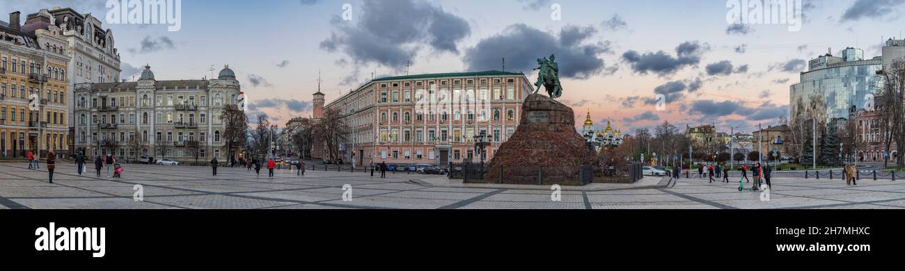 Monumento a Bohdan Khmelnitsky con Cattedrale di Santa Sofia sullo sfondo a Kiev, Ucraina Foto Stock