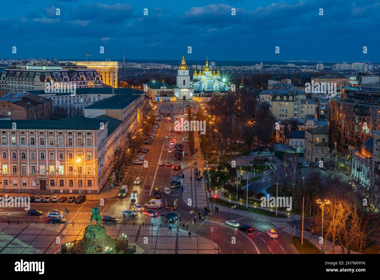 Vista della Cattedrale illuminata di San Michele sullo sfondo del cielo con la luna piena e le nuvole che si innalzano. Foto Stock