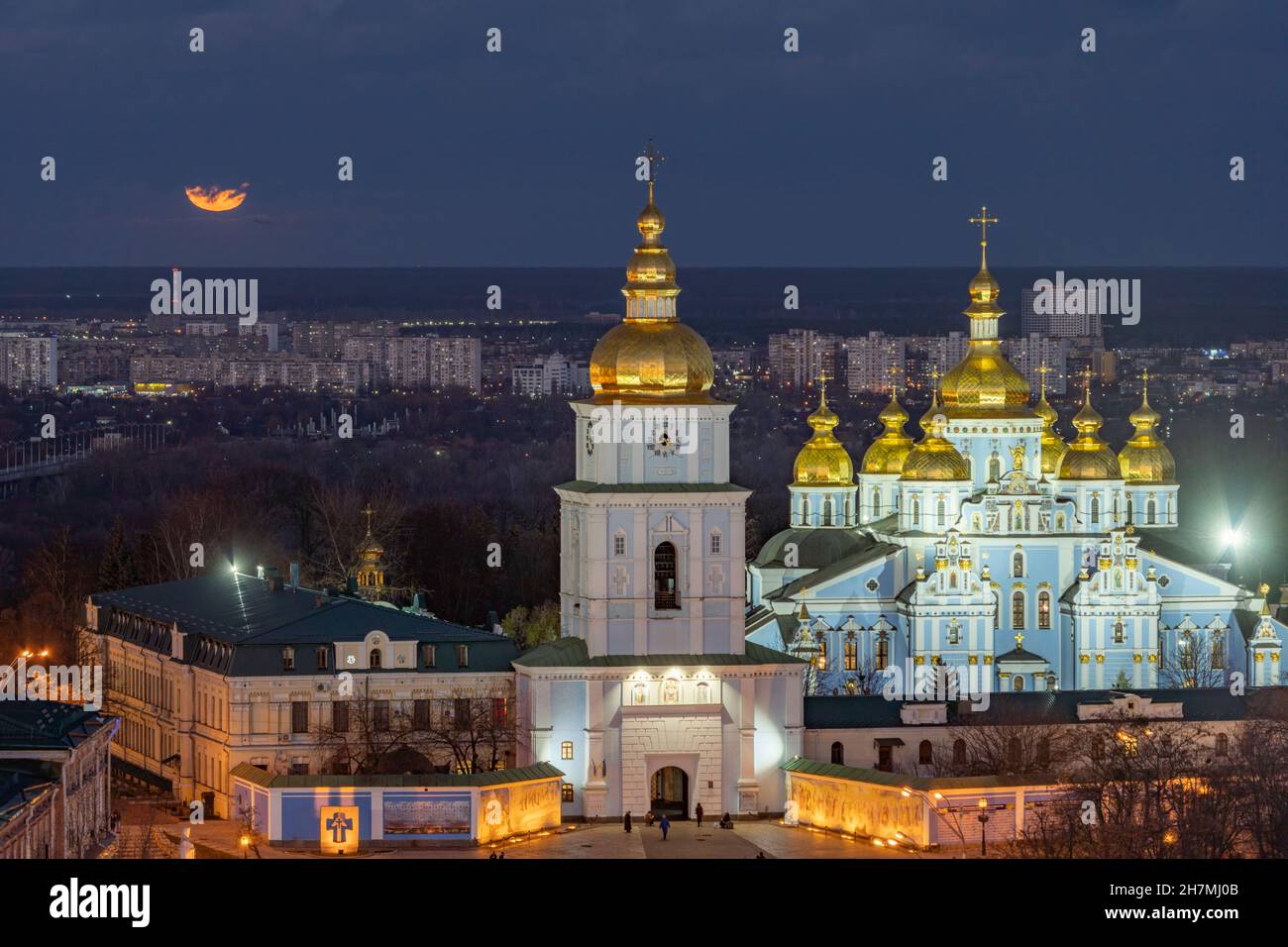 Vista della Cattedrale illuminata di San Michele sullo sfondo del cielo con la luna piena e le nuvole che si innalzano. Foto Stock