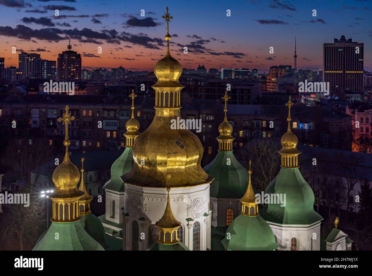 Vista della Cattedrale di Santa Sofia illuminata con il bellissimo cielo al tramonto sullo sfondo, Kiev, Ucraina. Foto Stock