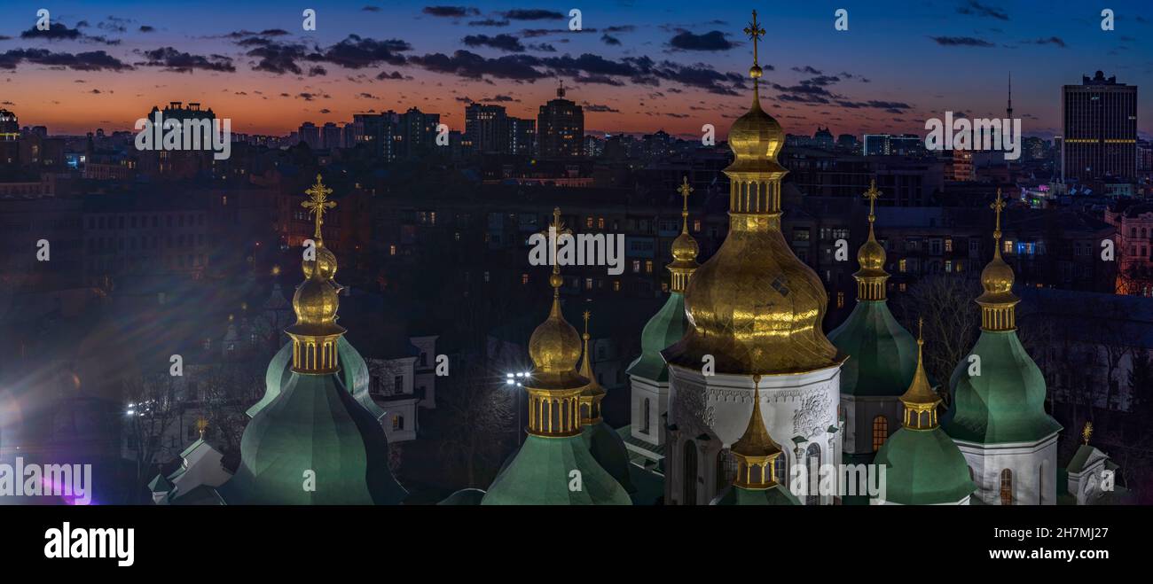 Vista della Cattedrale di Santa Sofia illuminata con il bellissimo cielo al tramonto sullo sfondo, Kiev, Ucraina. Foto Stock