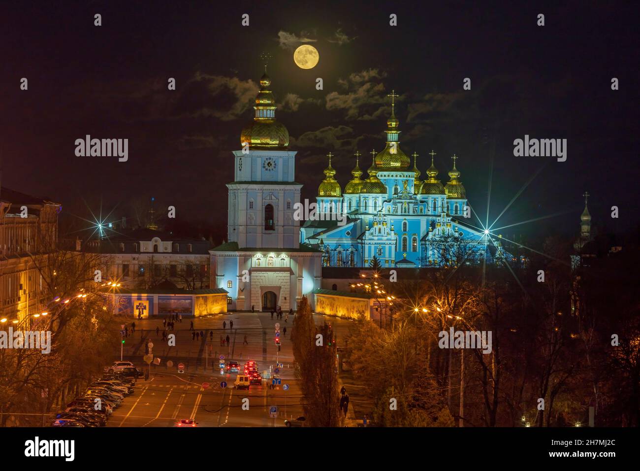 Vista della Cattedrale illuminata di San Michele sullo sfondo del cielo con la luna piena e le nuvole che si innalzano. Foto Stock