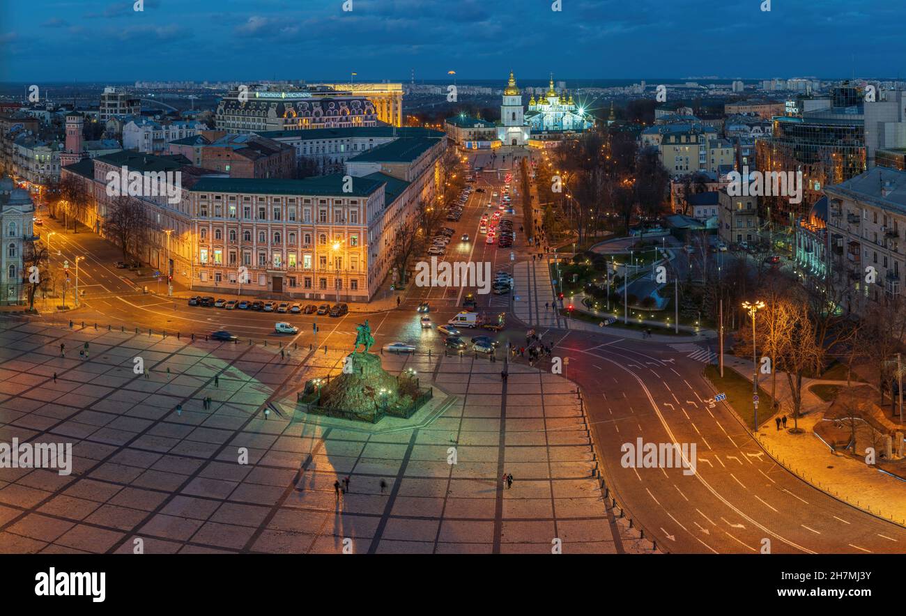 Vista della Cattedrale illuminata di San Michele sullo sfondo del cielo con la luna piena e le nuvole che si innalzano. Foto Stock