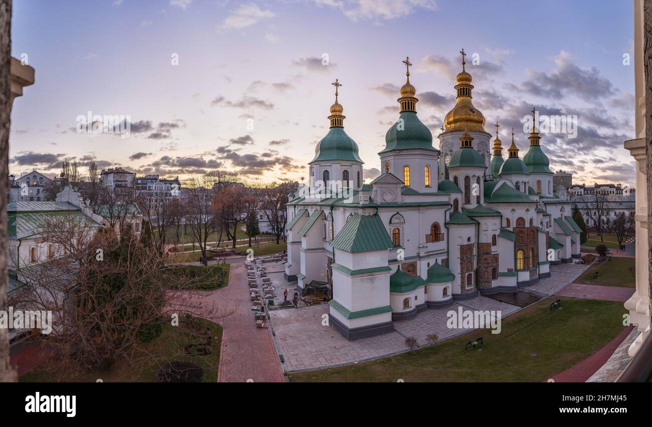 Vista della Cattedrale di Santa Sofia dal campanile al tramonto, Kiev, Ucraina Foto Stock