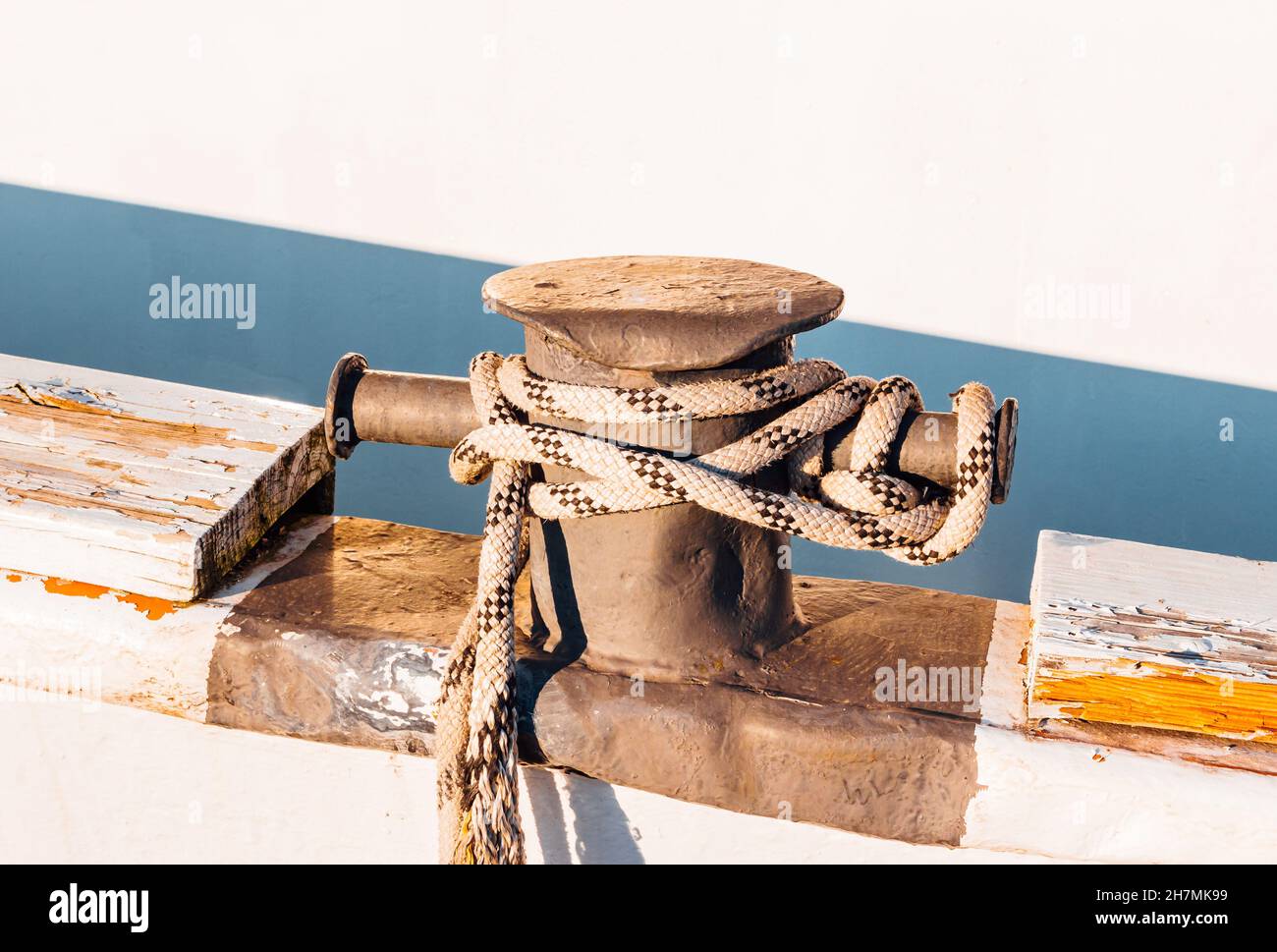 Linee di ormeggio per piccole imbarcazioni marine Foto Stock