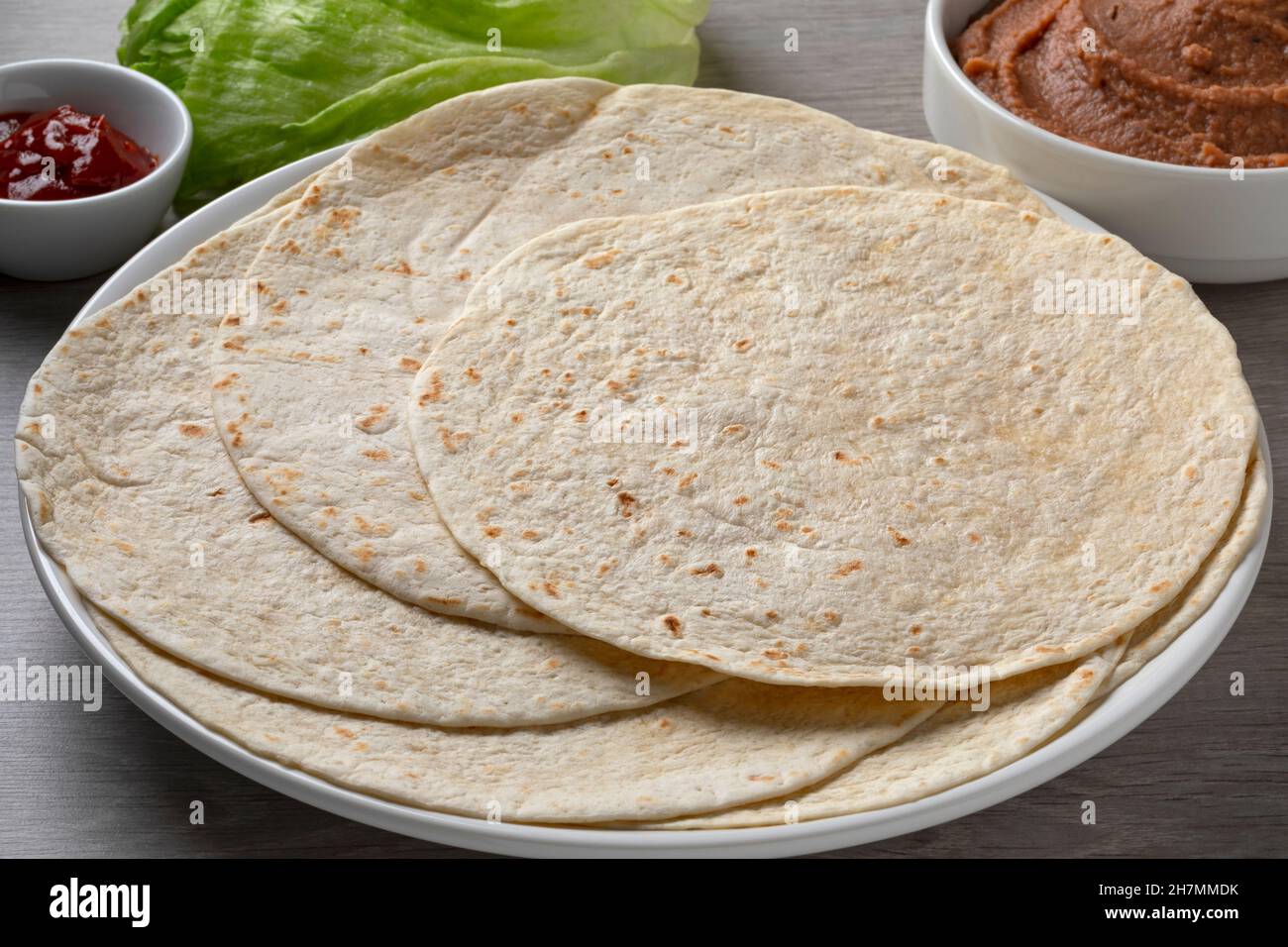 Piatto con tortilla messicana appena sfornata fatta in casa da vicino Foto Stock