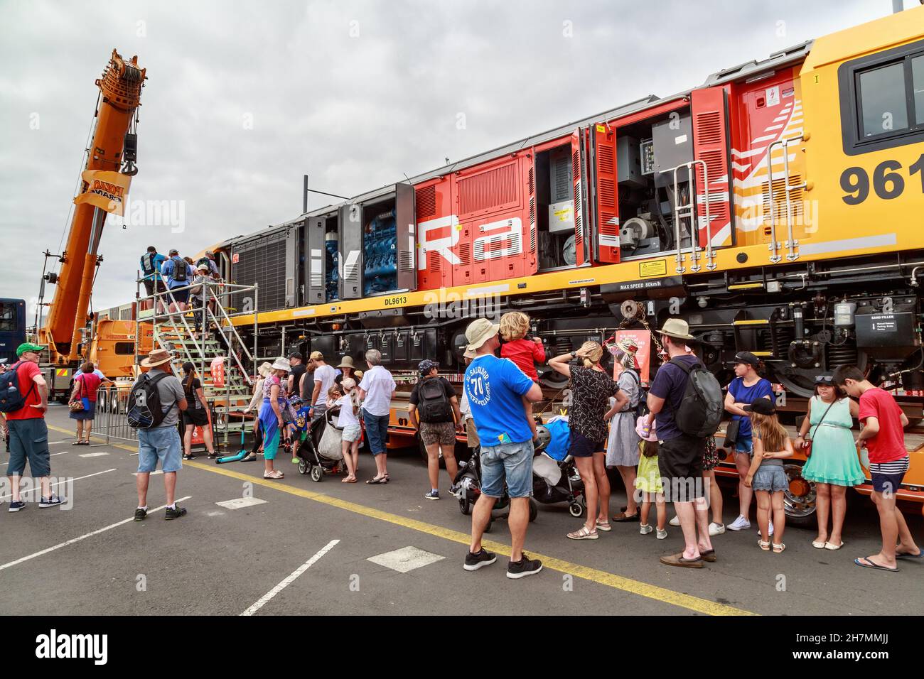 Una locomotiva diesel-elettrica di classe DL gestita da KiwiRail in mostra pubblica ad Auckland, Nuova Zelanda Foto Stock